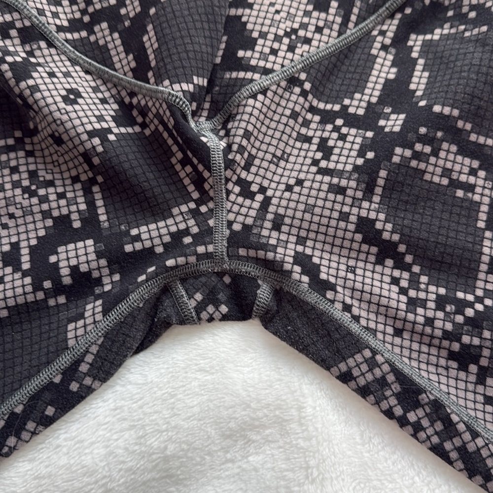 Lululemon Great Price! Black and Gray Graphic Leggings. Size 4 - Picture 8 of 8
